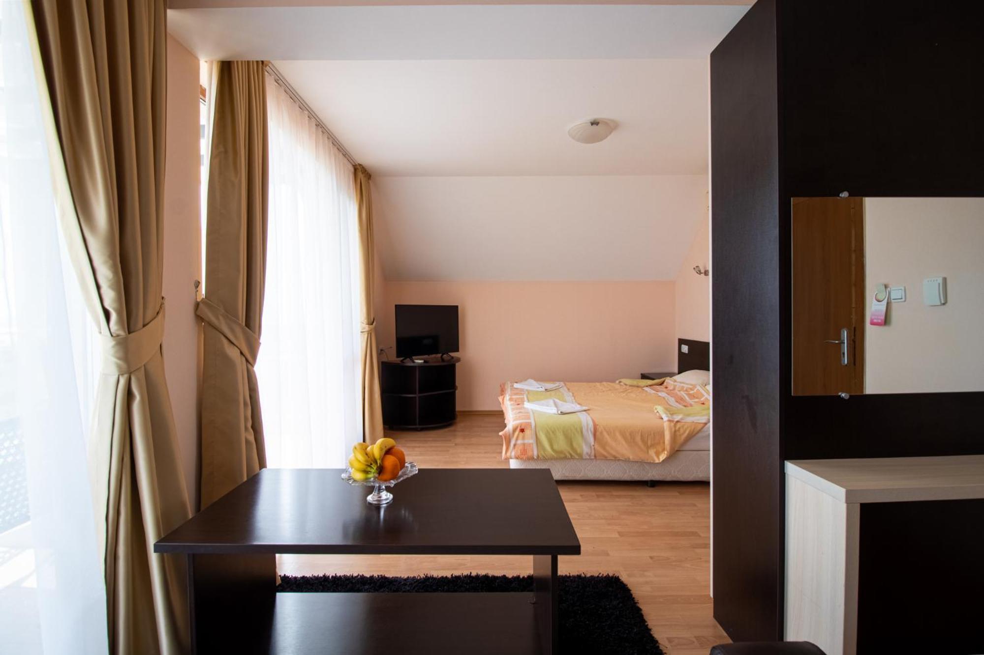 Red Iguana Hotel Sveti Vlas Exterior photo